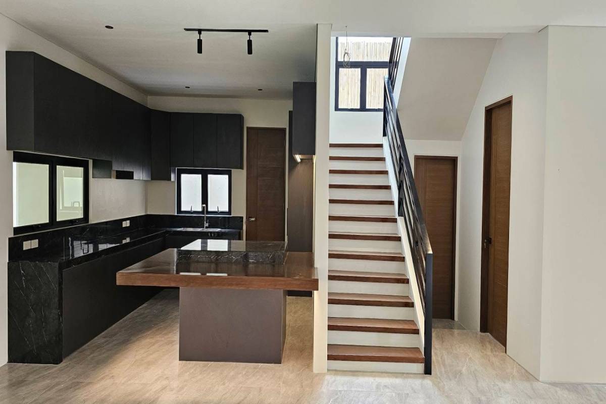 NATIONAL CAPITAL REGION (NCR),4 BathroomsBathrooms,House and Lot,1591