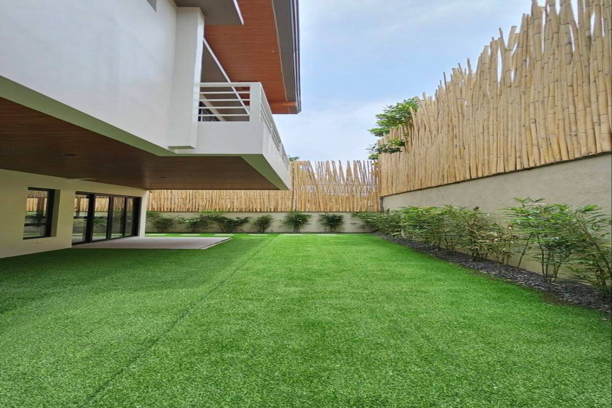 NATIONAL CAPITAL REGION (NCR),4 BathroomsBathrooms,House and Lot,1591