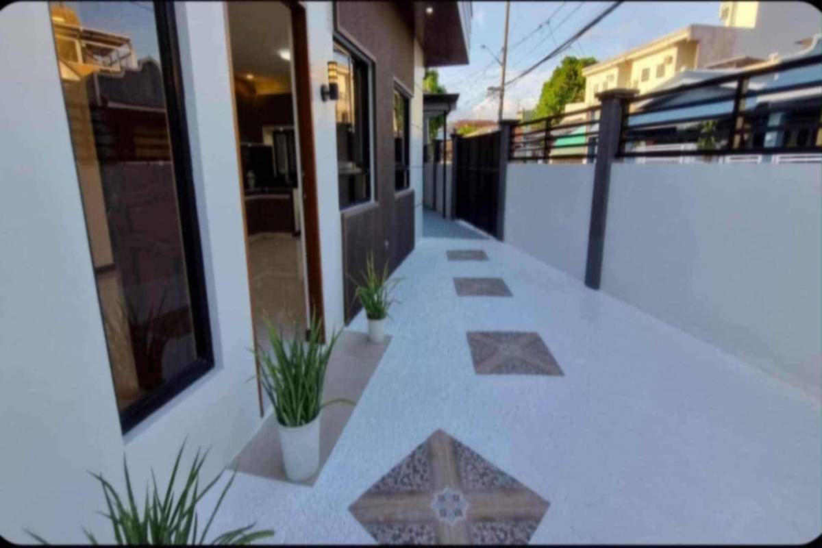 NATIONAL CAPITAL REGION (NCR),2 BathroomsBathrooms,House and Lot,1594