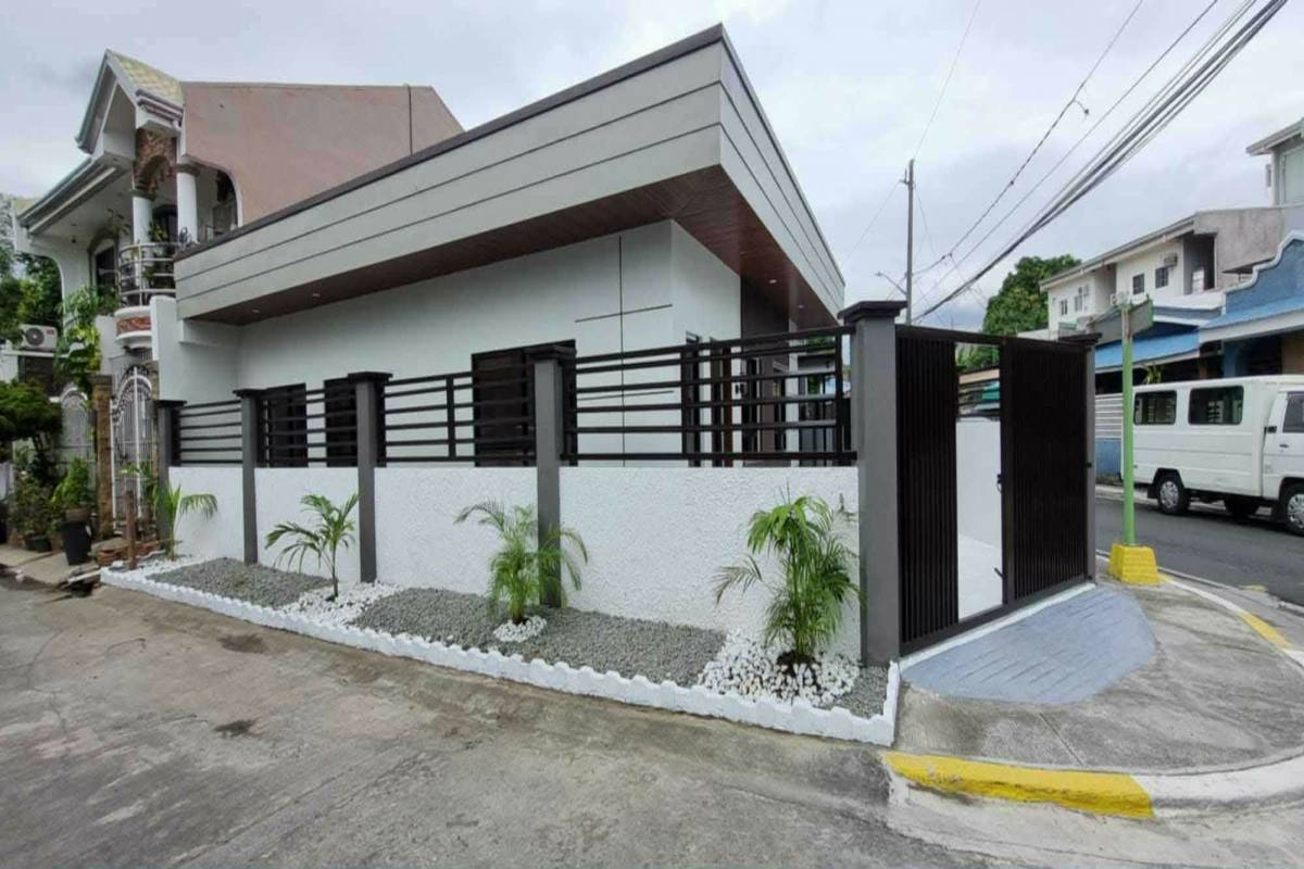 NATIONAL CAPITAL REGION (NCR),2 BathroomsBathrooms,House and Lot,1594